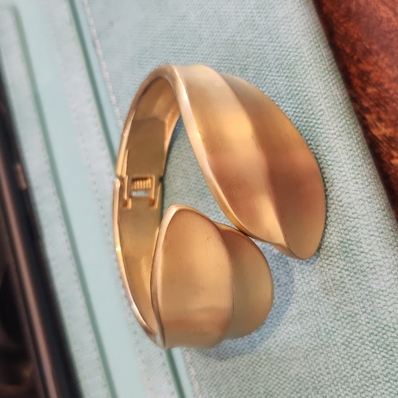 3+ for 5$ each gold bracelet - Picture 2 of 3